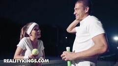 A bögyös bombázó és a teniszpartnere Thumb
