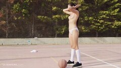 A kosárlabda pályán masztizik a szexi modell Thumb